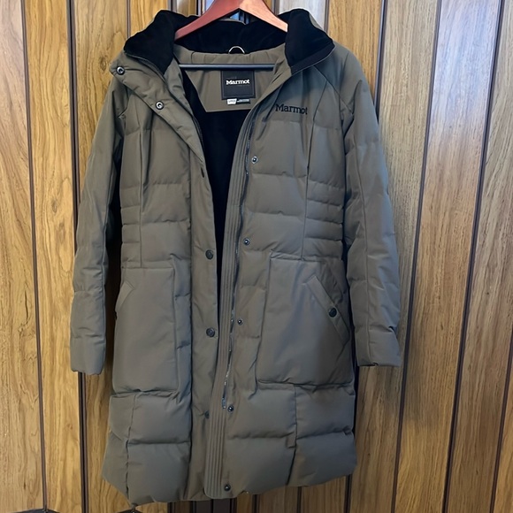 Marmot: Women's Down Coat with faux fur hood, Fill Power 700: Green: Size Small - Picture 2 of 11